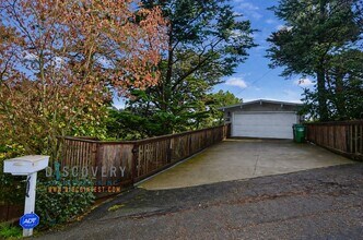 Building Photo - 6812 Saroni Dr