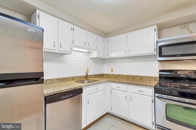 Building Photo - 2570 Riva Rd