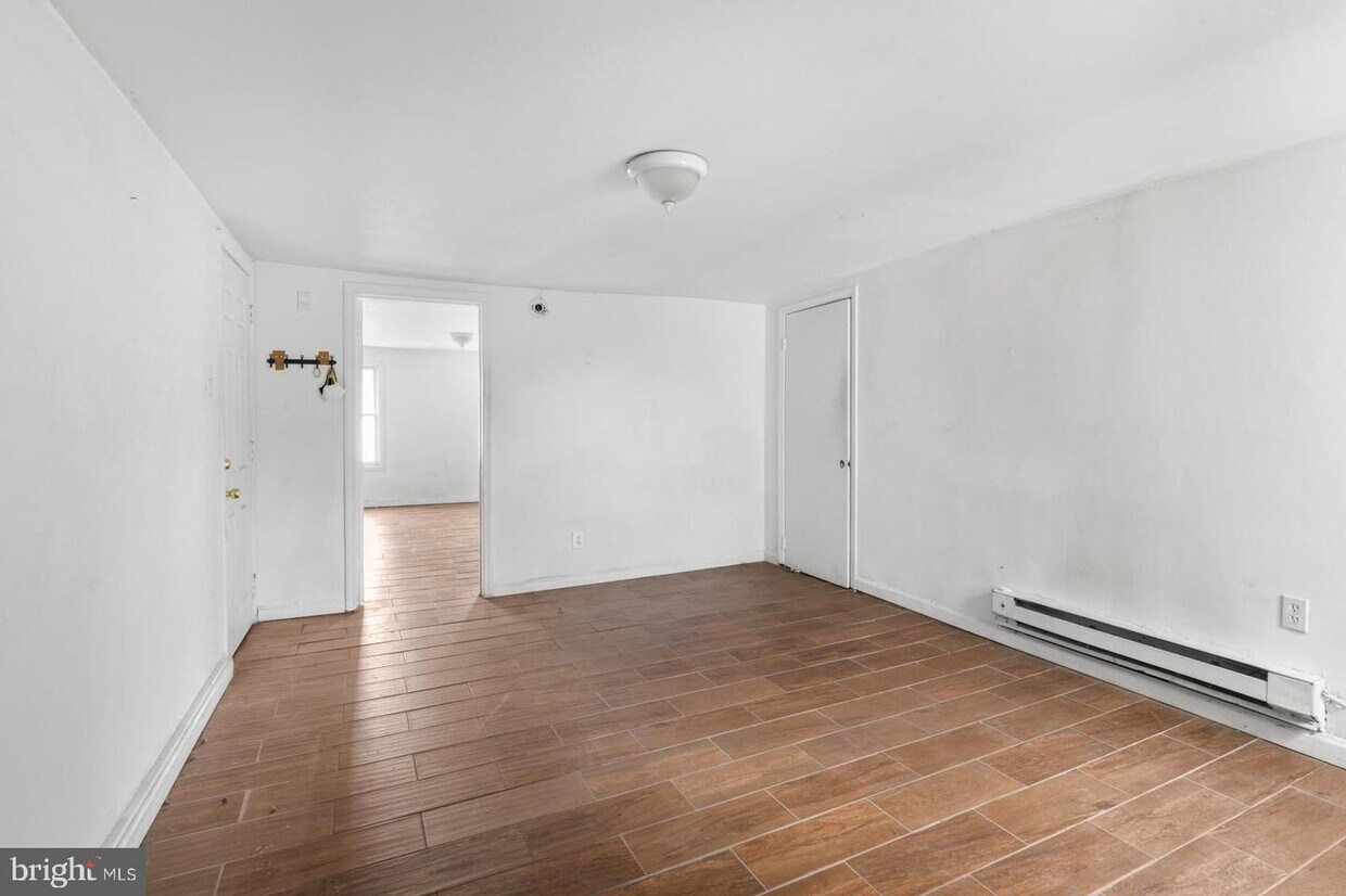 Foto principal - 250 E Girard Ave
