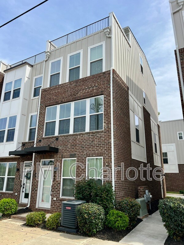 Building Photo - 240 Parkwood Ave