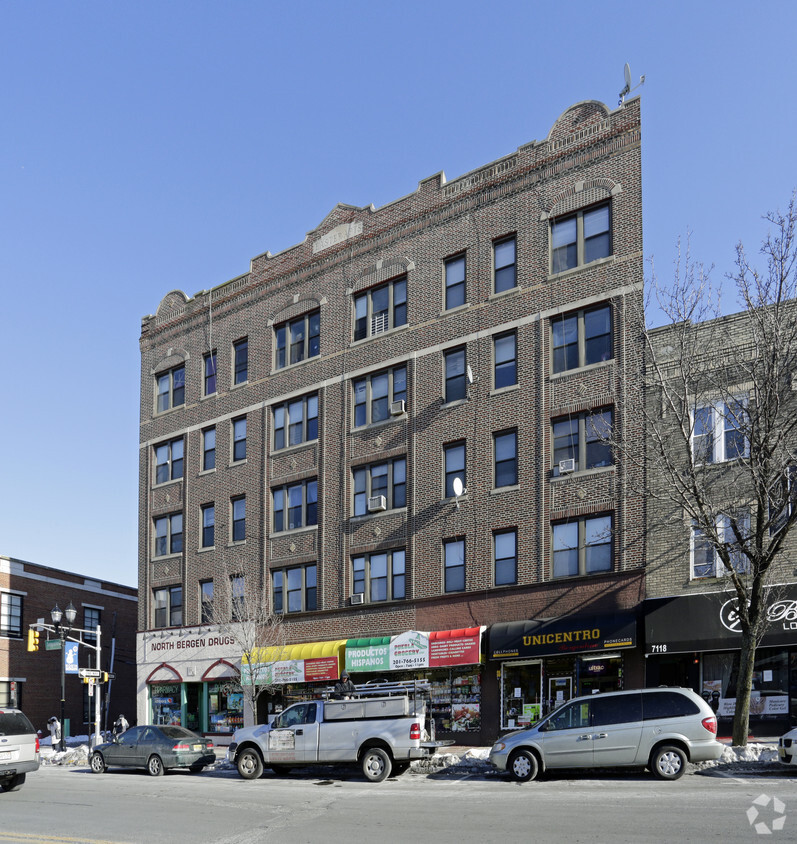 Foto principal - 7120-7126 Bergenline Ave