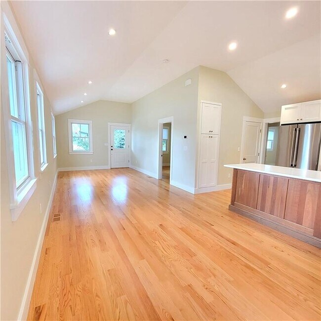 Building Photo - 33 Sakonnet Dr