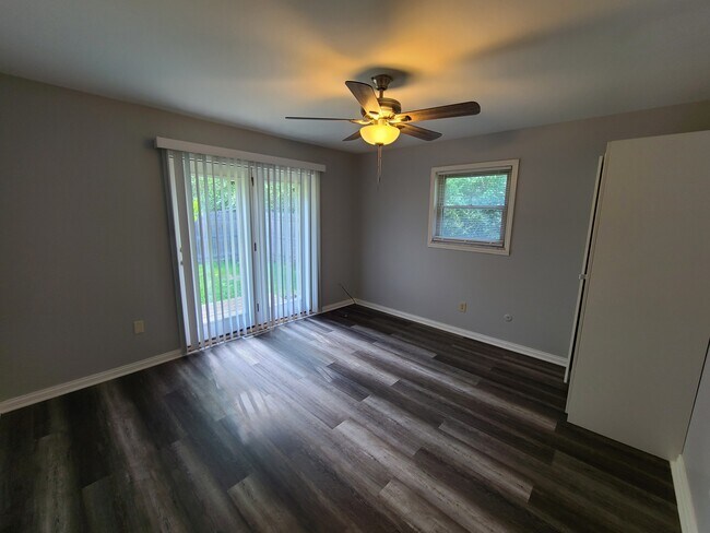 Building Photo - 2811 N Hawthorne Ln