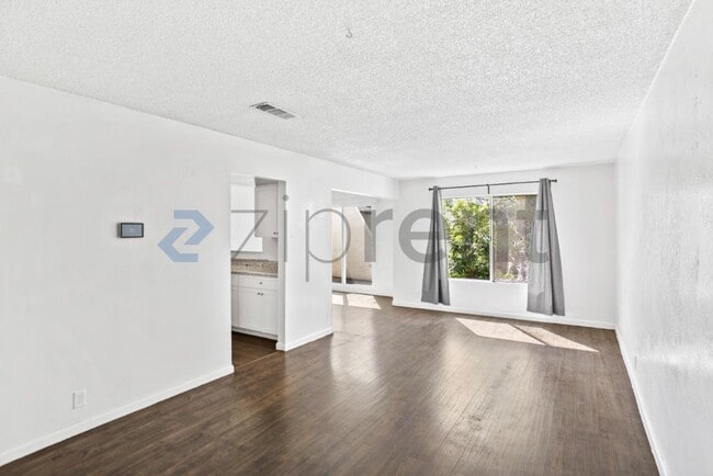 Building Photo - Unit G