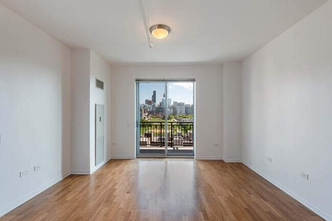 Foto del edificio - 437 W Division St