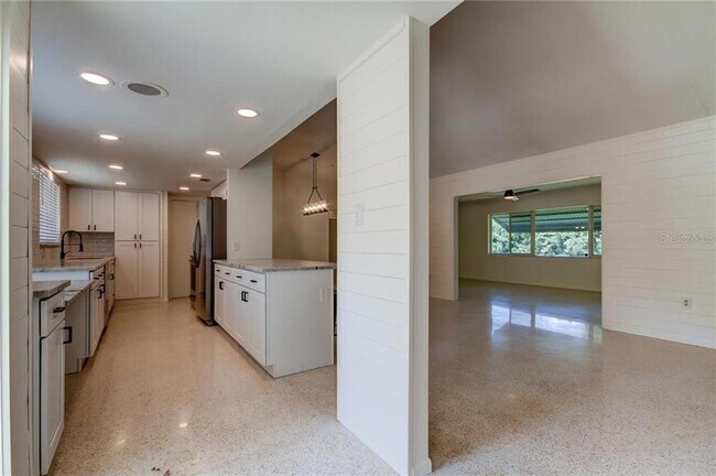 Building Photo - 1126 Woodcrest Ave