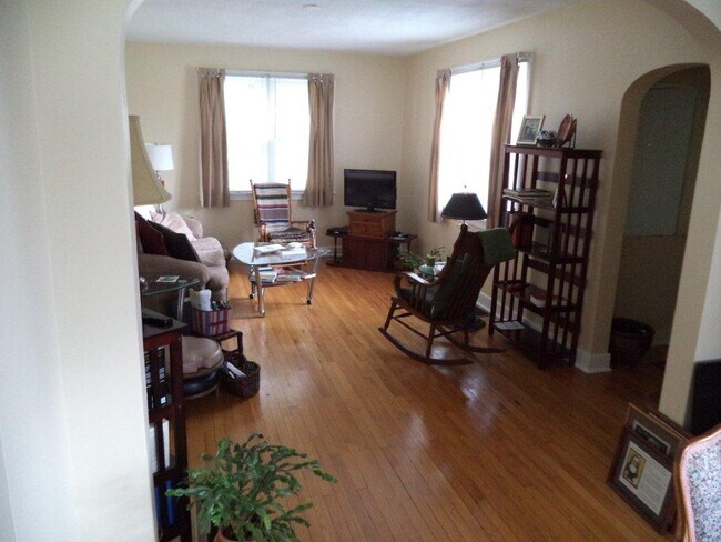 Building Photo - 553 Maceman St