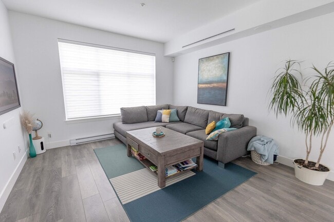 Living room - 5228 Savile Row