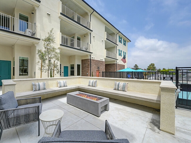 Building Photo - The Commodore