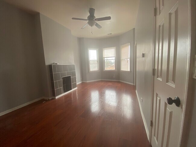 Foto del edificio - 3004 E 81st St