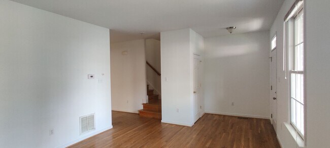 Foto del edificio - 3 bedroom home with covered porch and rear...