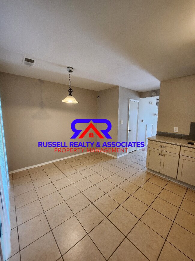 Foto del edificio - Corner Lot- Fenced In- 2 Story Townhome!