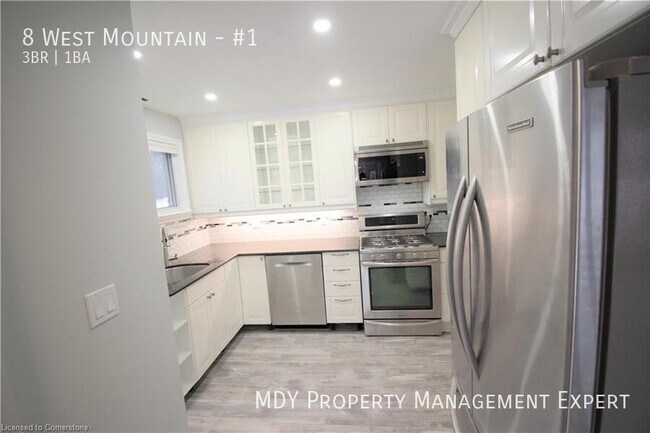 Photo du bâtiment - Welcome to this stunning upstairs apartment!