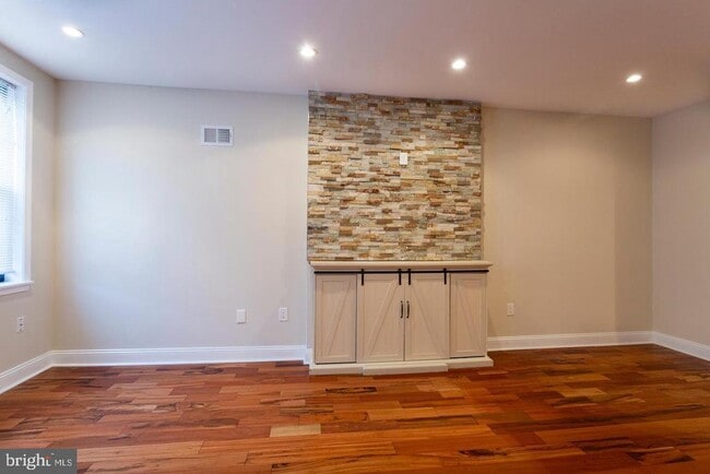 Building Photo - 2218 Oakford St