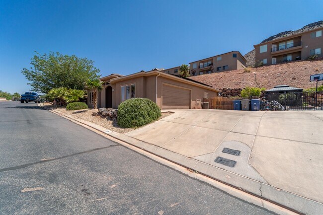 Building Photo - 1210 W Indian Hills Dr