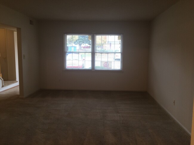 Building Photo - 2 Bedroom ChapelWatch Townhome off of Towe...