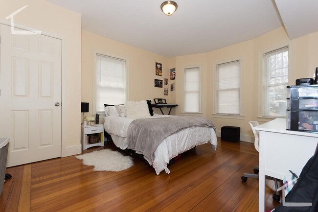 Building Photo - Spacious 5BR/2Bath in Brighton!