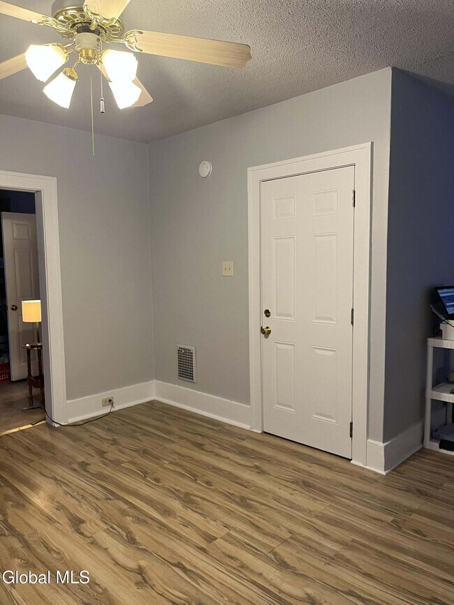 Foto del edificio - 60 W 8th Ave