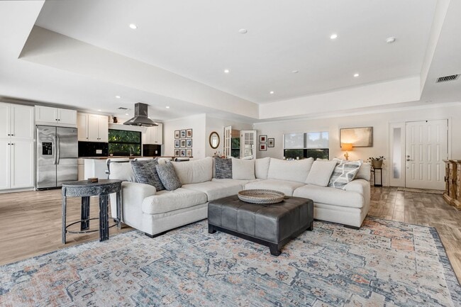 Building Photo - ** KINGS LAKE ** 3 BED + DEN / 2 BATH - POOL HOME - GREAT LOCATION! - ANNUAL RENTAL