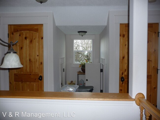 Building Photo - 3 br, 2 bath House - 10814 Silver Falls Hw...
