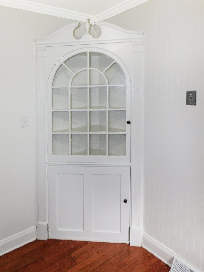 Foto del edificio - 4 Bed 3 Bath Split Foyer with Large Yard