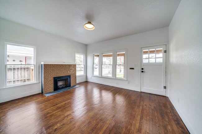 Building Photo - RENOVATED 2-BEDROOM DUPLEX IN TOBIN HILL