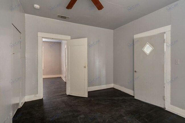Building Photo - 1209 Gladiolus St