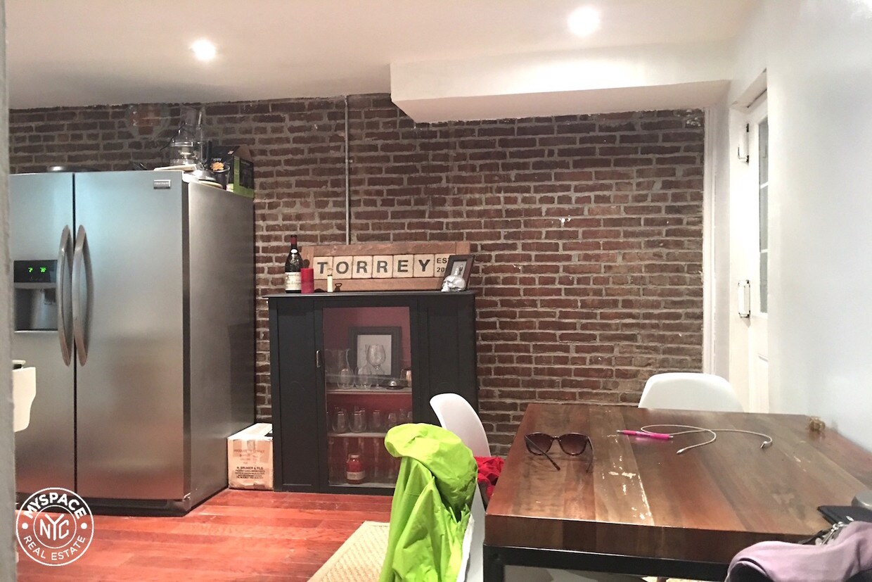 Building Photo - 1253 Pacific St