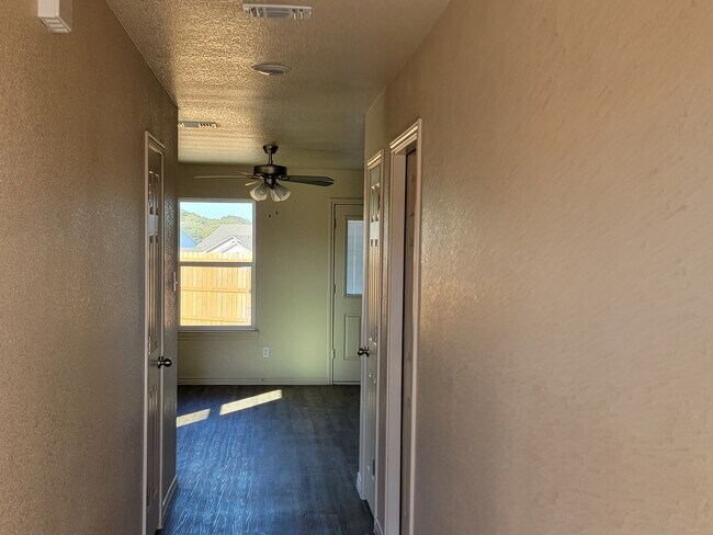 Building Photo - 1016 Cline Dr
