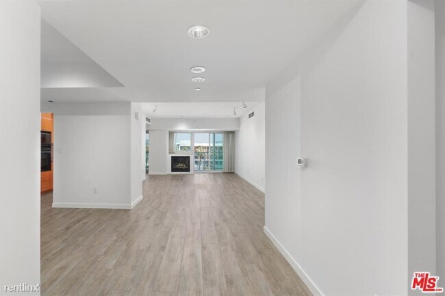 Building Photo - 13600 Marina Pointe Dr