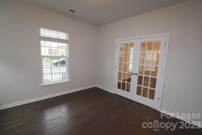 Building Photo - 6130 Cloverdale Dr