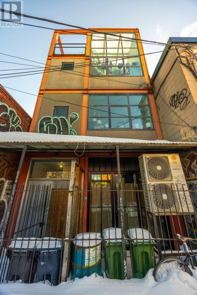 Photo du bâtiment - 1024 Queen St W