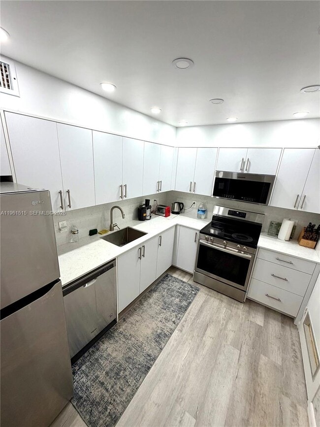 Foto del edificio - 400 Kings Point Dr