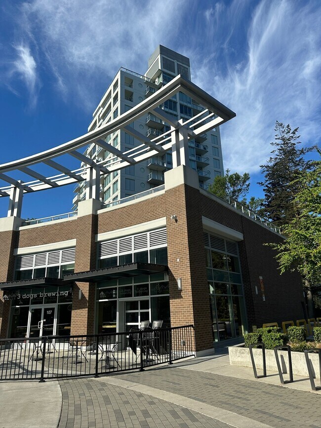 Tour D du côté nord. Brasserie, épicerie et plus à votre porte. - 1303-15165 Thrift Av