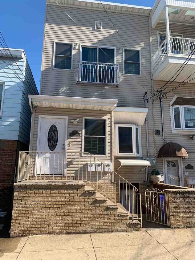 Primary Photo - 30 Wallis Ave