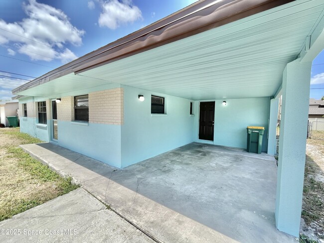 Building Photo - 1074 Holland St