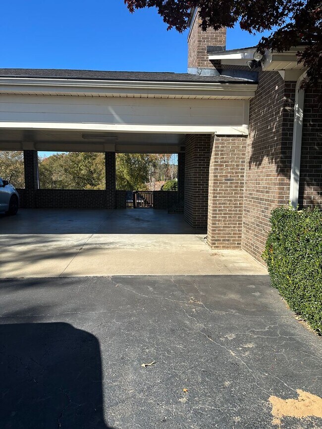 Foto del edificio - HOME AVALIABLE FOR RENT ON 2 ACRES!