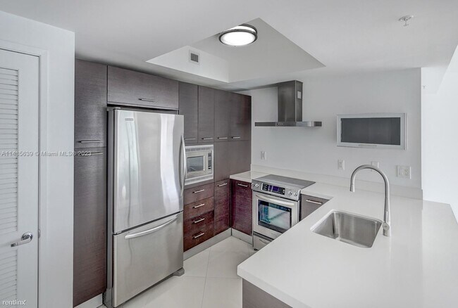 Building Photo - 3 br, 2 bath House - 250 Sunny Isles Blvd ...