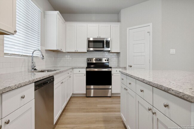 Foto del edificio - Brand New 3 Bd 3 Full Bath Townhouse Near ...