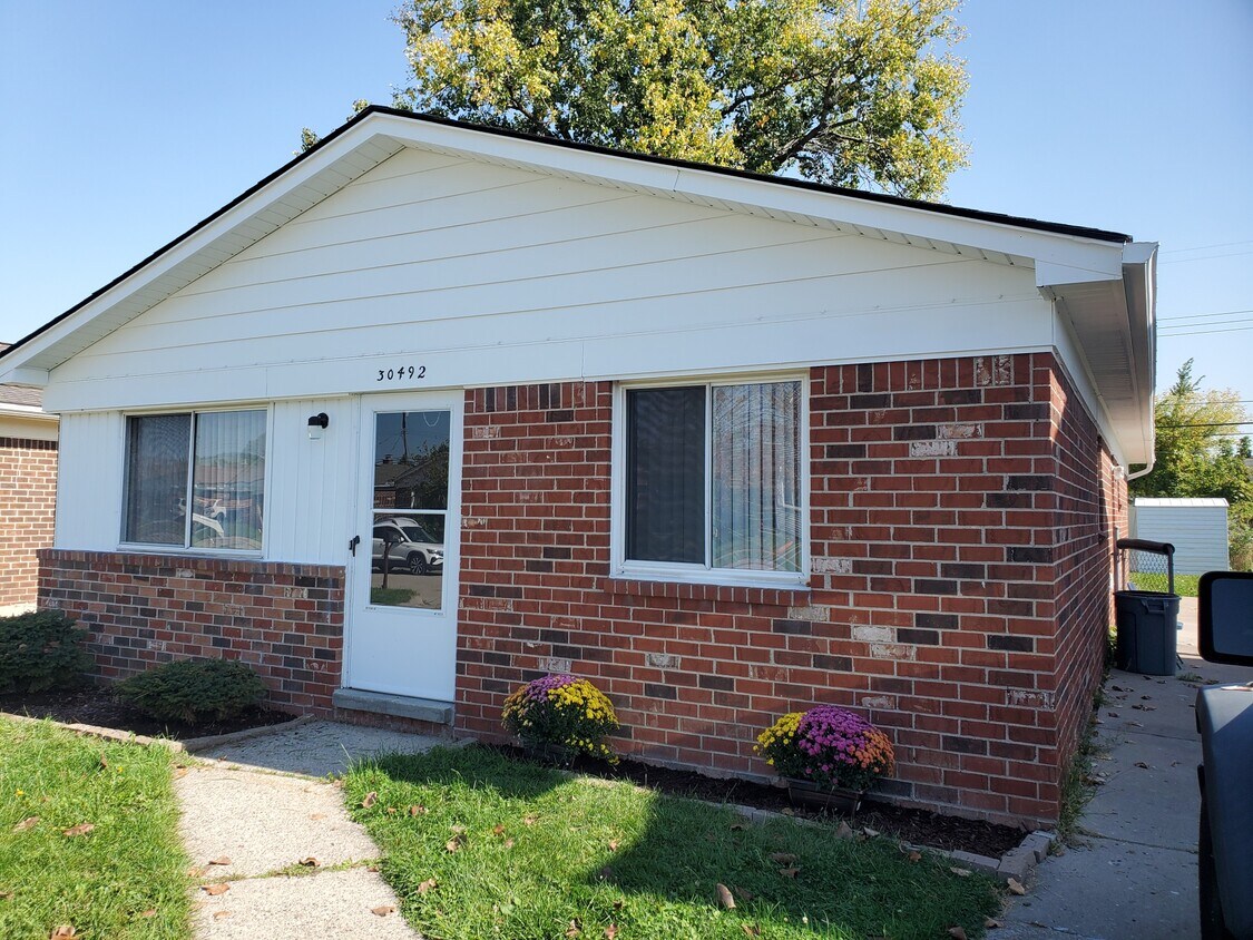 Primary Photo - 30492 Groveland St