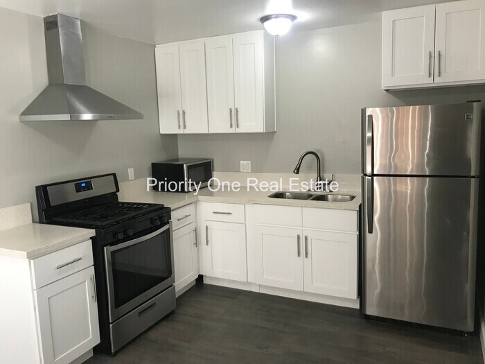 Primary Photo - 2 bedroom, 1 bathroom home with garage and...