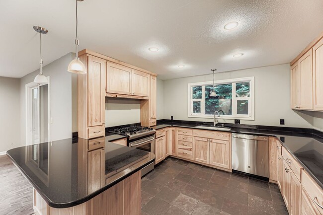 Building Photo - Amazing 4bed/2bath Home with Attached Garage in Kirkland!