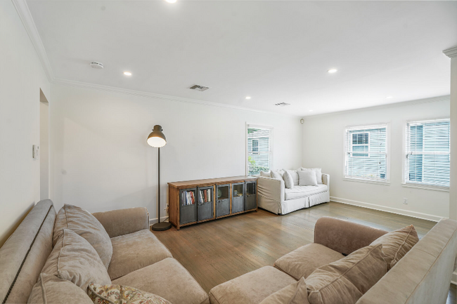 Building Photo - 555 Honore Dr