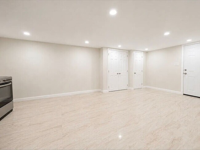 Building Photo - 1121 Lenox Rd