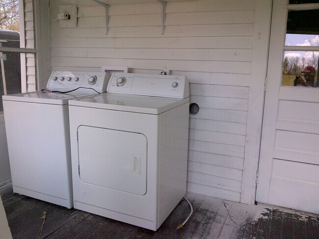 Building Photo - "The SCHOOLHOUSE," 3 bed/1 bath home acros...