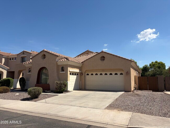 Building Photo - 2417 E Iris Dr