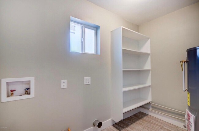 Building Photo - 1424 W 6th Pl