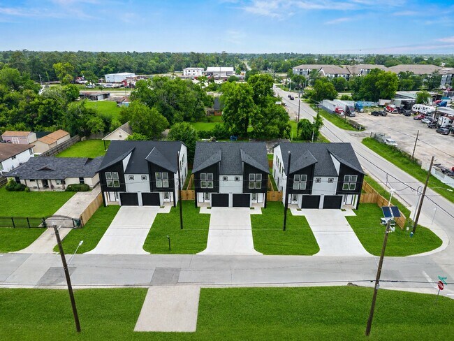 Building Photo - 8449 Furray Rd