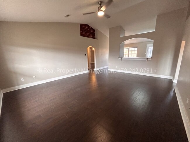 Building Photo - 1662 E Gate Cir