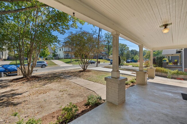 Building Photo - Available Now! Charming 2 bedroom home clo...